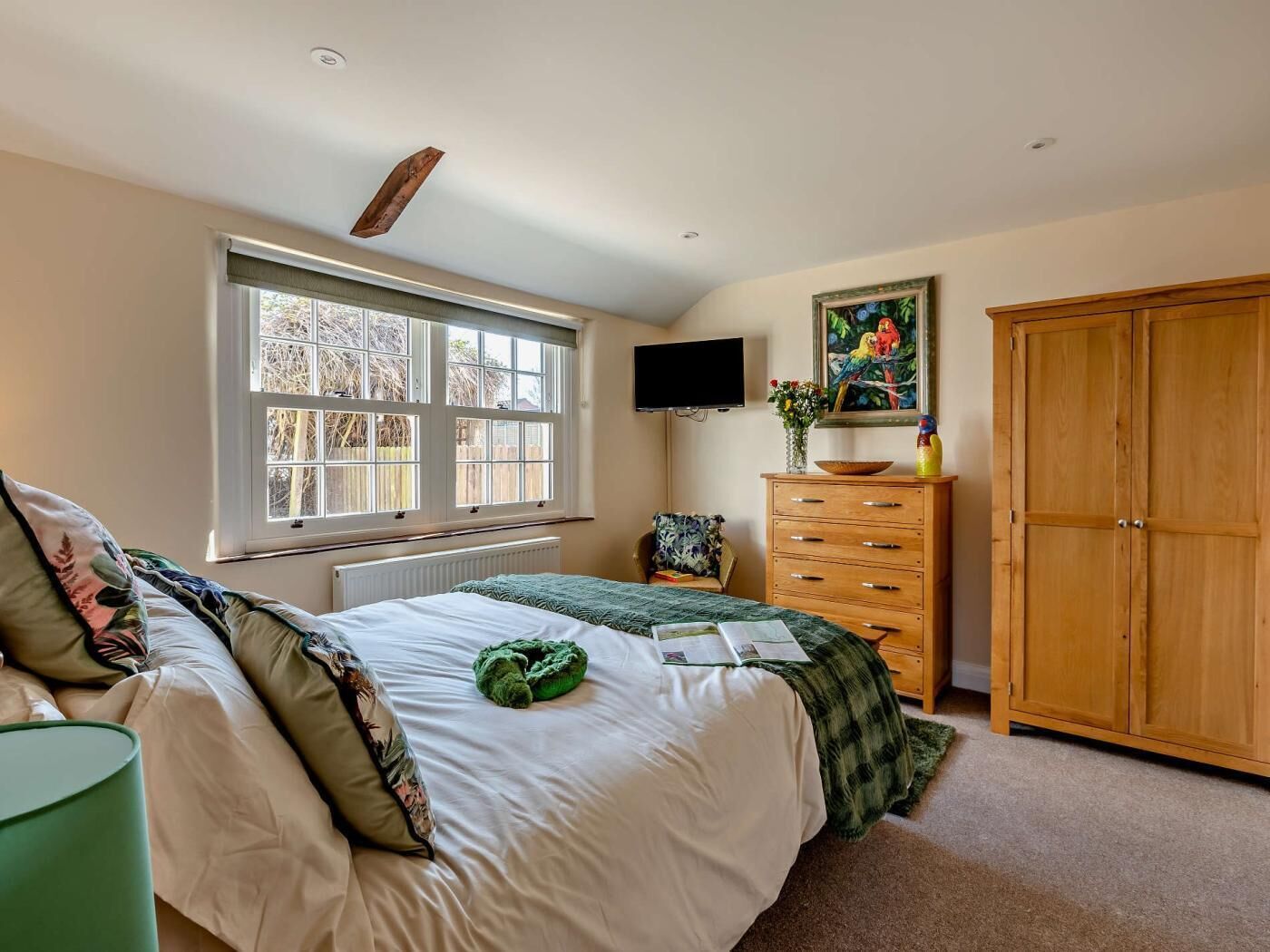 3 bedrooms, travel crib, WiFi (free), bed sheets