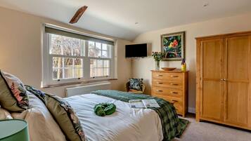 3 bedrooms, travel crib, WiFi (free), bed sheets
