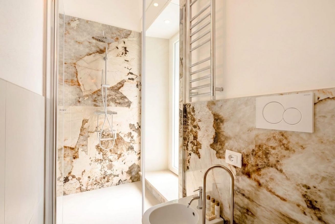 Shower, bidet, towels, shampoo