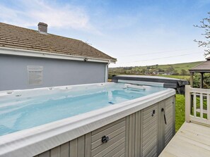Outdoor spa tub - 5 Bed in Bow Street (oc-95994) (Llandre)
