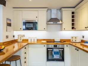 Oven, dishwasher, cookware/dishes/utensils - 2 Bed in Hope Valley (oc-75500) (Hope)