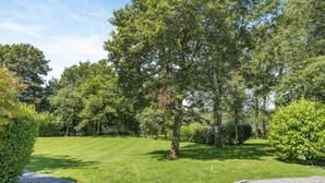 A well-maintained grassy lawn with a gravel path leading through it. - 1 Bed in Tavistock (oc-96009) (Cudlipptown)
