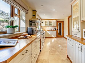 Oven, dishwasher, highchair, cookware/dishes/utensils - 4 Bed in Llanidloes (oc-95968) (Llanidloes Without)
