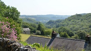 A rural landscape with stone walls, a stone building, and a view of rolling hills. - 2 Bed in Matlock (oc-75893) (Slaley)