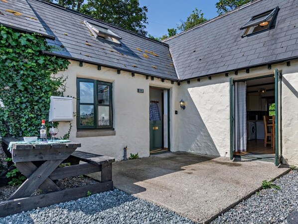Terrace/patio - 3 Bed in Pembroke (oc-44350) (Hundleton)