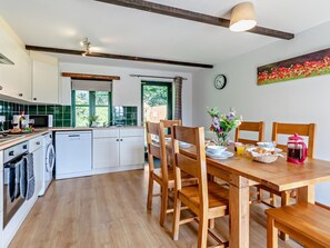Oven, dishwasher, high chair, cookware/dishes/utensils - 3 Bed in Pembroke (oc-44350) (Hundleton)