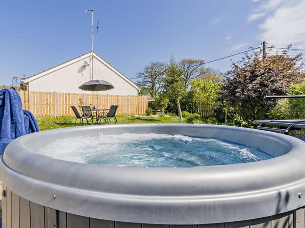 Outdoor spa tub - 2 Bed in Llanon (oc-96072) (Pennant)