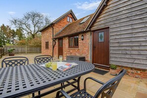Outdoor dining - 2 Bed in Romsey (oc-48129) (West Wellow)