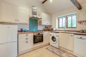Oven, dishwasher, high chair, cookware/dishes/utensils - 2 Bed in Romsey (oc-48129) (West Wellow)