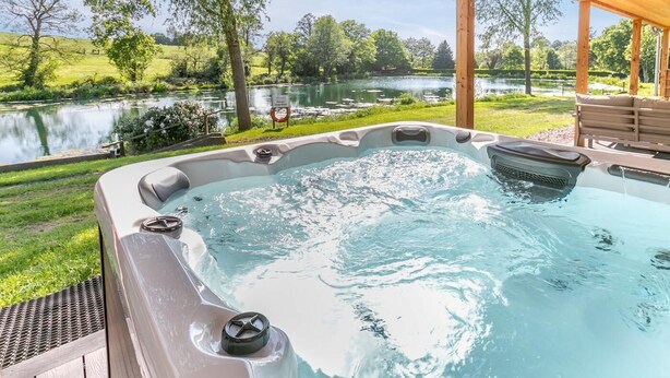 A hot tub with a view of a lake and greenery. - 3 Bed in Cullompton (oc-96118) (Willand)