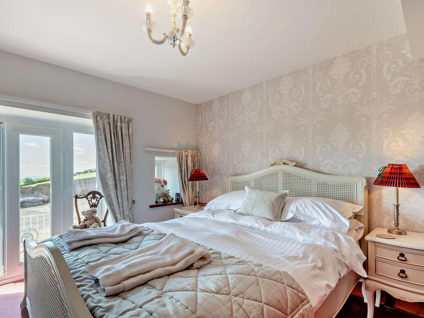 2 bedrooms, travel cot, free WiFi, bed sheets