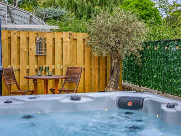 Outdoor dining - 2 Bed in Fordingbridge (oc-96127) (Godshill)