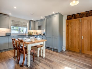 Dishwasher, highchair, cookware/dishes/utensils - 2 Bed in Fordingbridge (oc-96125) (Godshill)