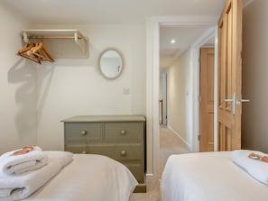 Travel cot, free WiFi, bed sheets - 3 Bed in Fordingbridge (oc-96126) (Godshill)