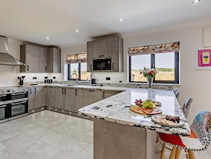 Oven, dishwasher, high chair, cookware/dishes/utensils - 3 Bed in Anstruther (oc-96111) (Pittenweem)