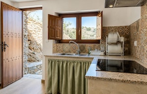 Coffee/tea maker, fridge, microwave, oven - Lovely home in Laroya with WiFi (Laroya)