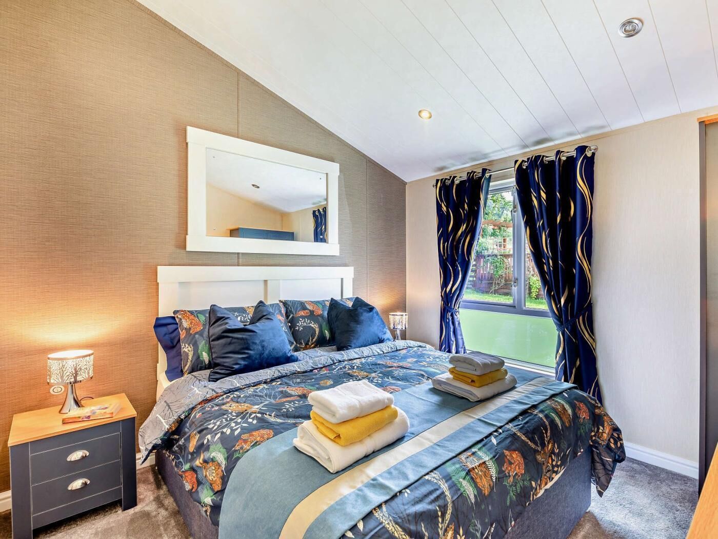 2 bedrooms, travel crib, WiFi (free), bed sheets