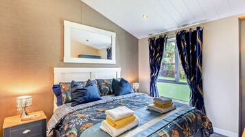 2 bedrooms, travel crib, WiFi (free), bed sheets