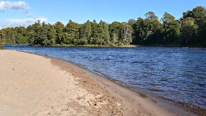 A beach with a river, trees, and clear skies. - 6 Bed in Perth (oc-96289) (Stanley)