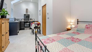 A compact room with a bed, kitchenette, and a small dining area. - 1 Bed in Pickering (oc-96309) (Allerston)