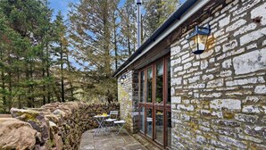A stone building with a stone wall, a window with a view, and a table with chairs outside. - 1 Bed in Brecon (oc-96359) (Cantref)