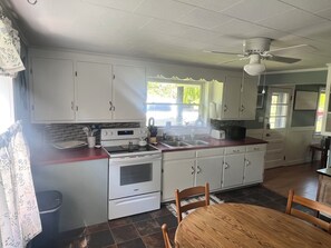 Private kitchen -  2 Bedroom Cottage Elkin- Yadkin Valley Farm Stay Near Trout Fishing & Vineyards (Elkin)