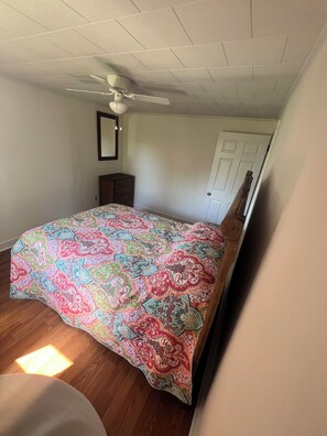 2 bedrooms, WiFi, bed sheets -  2 Bedroom Cottage Elkin- Yadkin Valley Farm Stay Near Trout Fishing & Vineyards (Elkin)