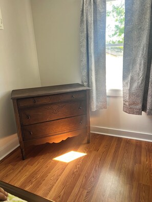 Interior -  2 Bedroom Cottage Elkin- Yadkin Valley Farm Stay Near Trout Fishing & Vineyards (Elkin)