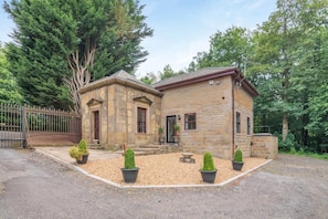 Exterior - 3 Bed in Blackburn (oc-96386) (Blackburn)