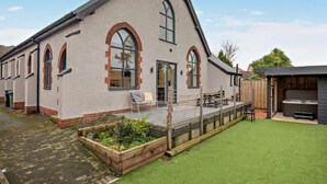 Un edificio con finestre ad arco, un patio e un piccolo giardino.