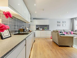 Oven, dishwasher, highchair, cookware/dishes/utensils - 2 Bed in Tenby (oc-96472) (Tenby)