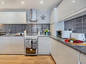 Oven, dishwasher, highchair, cookware/dishes/utensils - 2 Bed in Tenby (oc-96472) (Tenby)