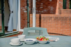 Outdoor dining - 2 Bed in Bridport (oc-jurat) (Charmouth)