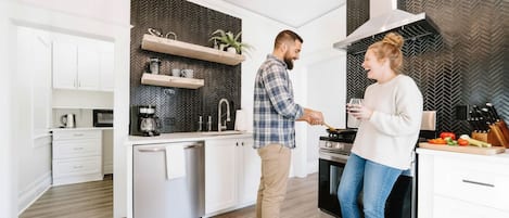 Wasserkocher mit Kaffee-/Teezubehör, Kühlschrank, Ofen, Herdplatte