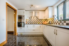 Oven, dishwasher, highchair, cookware/dishes/utensils - 2 Bed in Bridport (oc-regis) (Charmouth)