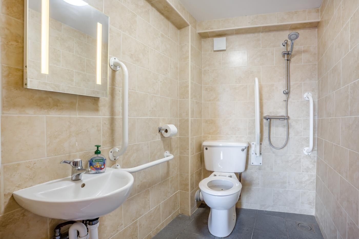 Ein Badezimmer mit Waschbecken, Toilette und Dusche.