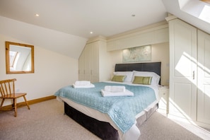 Travel crib, free WiFi, bed sheets - 2 Bed in Bridport (oc-regis) (Charmouth)