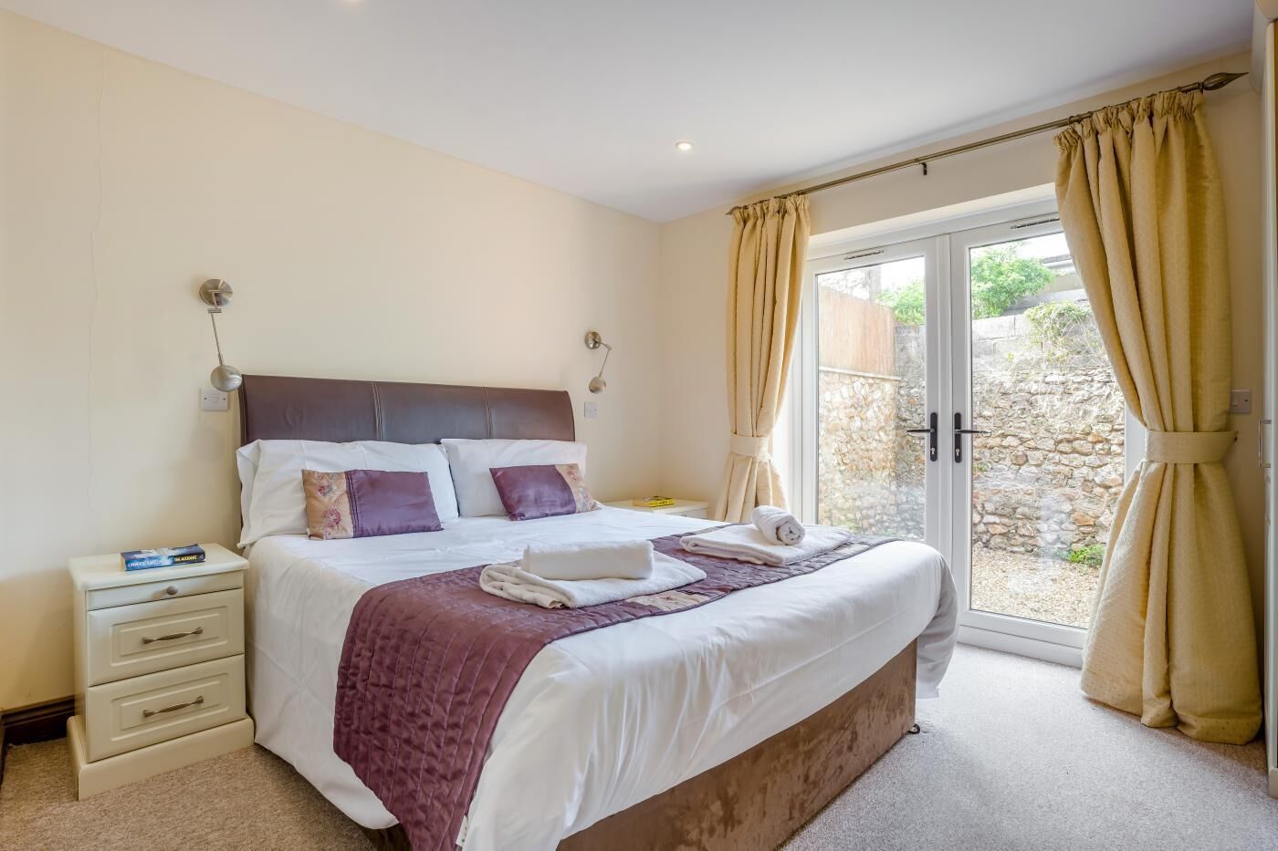 2 bedrooms, travel crib, WiFi (free), bed sheets