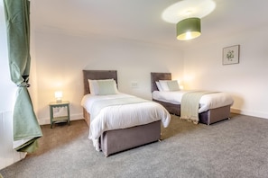 Bügeleisen/Bügelbrett, Reisekinderbett, kostenloses WLAN, Bettwäsche