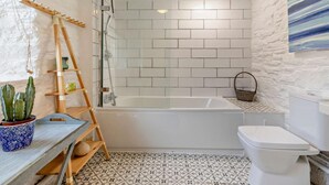 A bathroom with a bathtub, toilet, and shower area. - 2 Bed in Kingsbridge (oc-94125) (Malborough)