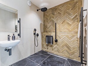 Bathroom - 3 Bed in Bakewell (oc-96490) (Ashford in the Water)