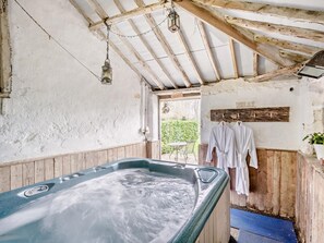 A rustic bathroom with a wooden bathtub, a wooden bench, and a wooden wall with a towel rack. - 2 Bed in Thetford (oc-57886) (Saham Toney)