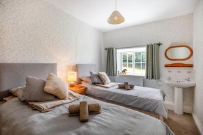 Travel cot, free WiFi - 3 Bed in Barnstaple (oc-wayco) (Shirwell)