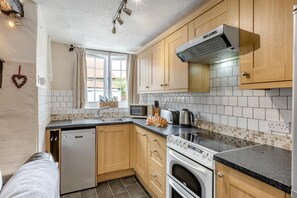 Oven, dishwasher, high chair, cookware/dishes/utensils - 3 Bed in Barnstaple (oc-wayco) (Shirwell)