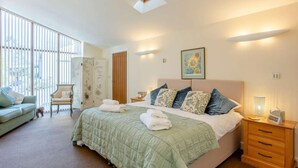 A bedroom with a bed, bedside table, and a window with blinds. - 2 Bed in Wells (oc-46310) (Dulcote)