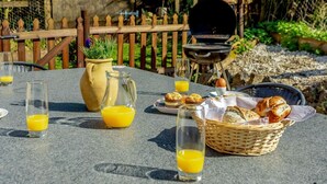 An outdoor dining table with breakfast items, a grill, and a basket of bread. - 2 Bed in Wells (oc-46310) (Dulcote)