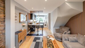 Un loft modern amb cuina, menjador i saló.