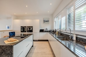 Dishwasher, highchair, cookware/dishes/utensils - 5 Bed in Bideford (oc-96550) (Westward Ho!)