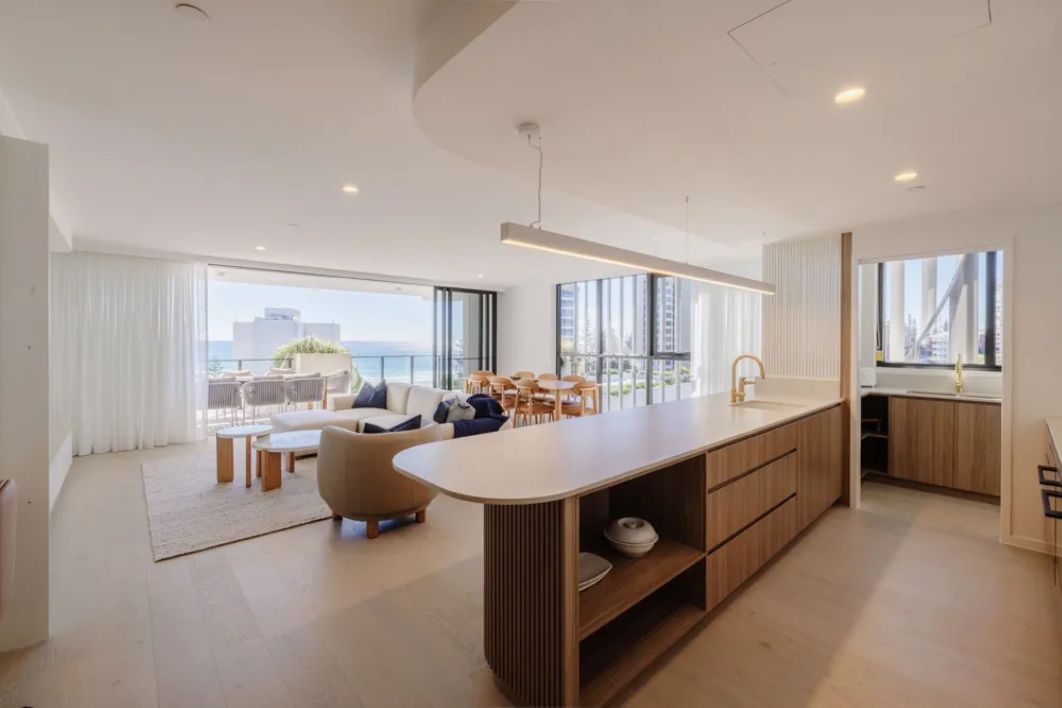 Deluxe-Apartment, Balkon, Hafenblick | Wohnbereich | Flachbildfernseher