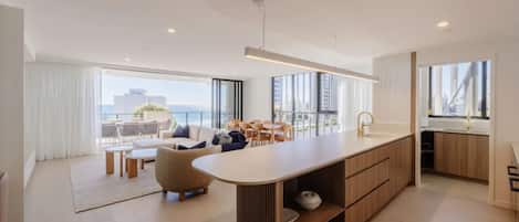Deluxe-Apartment, Balkon, Hafenblick | Wohnbereich | Flachbildfernseher